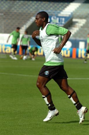 Grêmio e Náutico lutam para se manter no topo do Brasileirão Arivaldo Chaves/