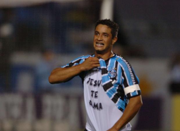 Léo comemora gol contra o Náutico Valdir Friolin/ Léo comemora gol contra o Náutico Valdir Friolin/