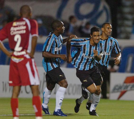 Jogadores gremistas exaltam vitória e eficiência da defesa Valdir Friolin/ Jogadores gremistas exaltam vitória e eficiência da defesa Valdir Friolin/