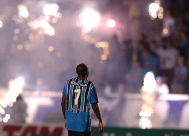 Grêmio vence Náutico e assume a ponta do Brasileiro Valdir Friolin/