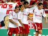 Jogadores comemoram com Nilmar o gol marcado pelo atacante