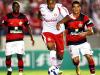 Zagueiro Sidnei escapa com a bola