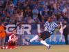 Perea chutou colocado na saída do goleiro Eduardo e marcou seu primeiro gol na competição