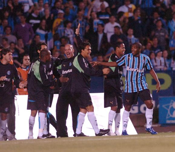 Celso Roth elogia movimentação ofensiva do Grêmio Arivaldo Chaves/ Celso Roth elogia movimentação ofensiva do Grêmio Arivaldo Chaves/