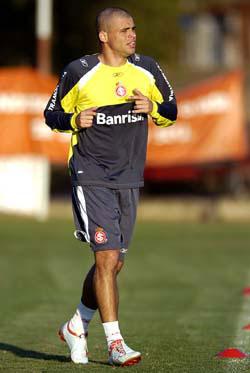 Edinho teria sido sondado por clube da Grécia Alexandre Lops, Inter / Edinho teria sido sondado por clube da Grécia Alexandre Lops, Inter /