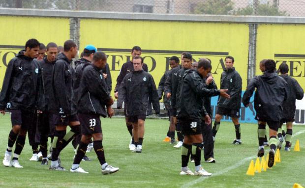 Recuperado, Soares participa de treino gremista nesta sexta Ronaldo Bernardi / Recuperado, Soares participa de treino gremista nesta sexta Ronaldo Bernardi /