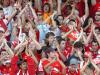A torcida Colorada agitando nas arquibancadas, na tarde de sol de domingo, no Estádio Beira-Rio