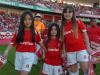 As pequenas meninas mostram que também gostam de futebol. Grupos de crianças sempre participam de todos os jogos do Colorado