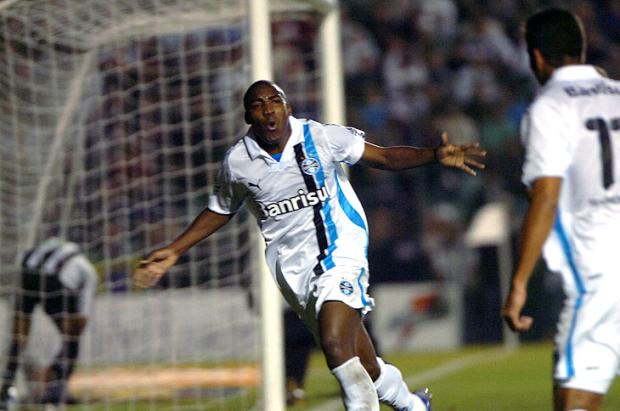 Grêmio aplica goleada histórica sobre Figueirense e lidera Brasileirão Flávio Neves /