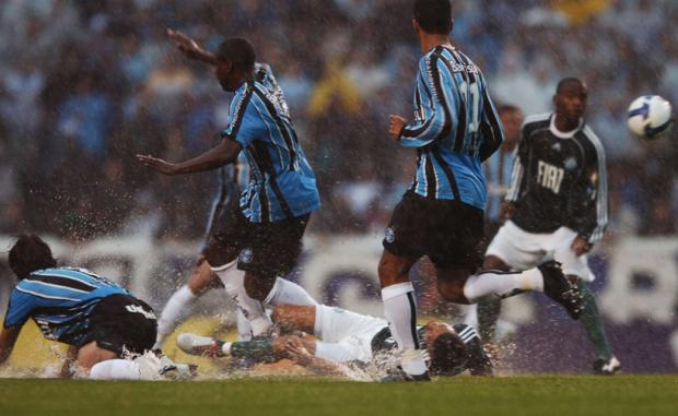 Grêmio e Palmeiras empatam abaixo de chuva Ricardo Duarte/