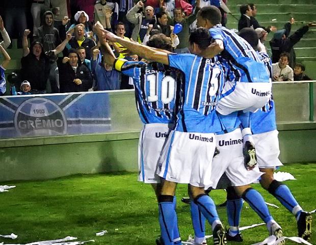 Grêmio vence Coritiba fora e volta a ser líder do Brasileirão Felipe Gabriel, Lancepress / Grêmio vence Coritiba fora e volta a ser líder do Brasileirão Felipe Gabriel, Lancepress /
