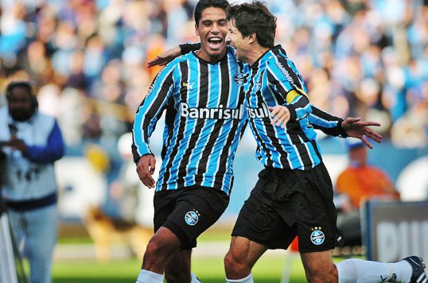 Grêmio faz dever de casa, bate o Vitória e mantém liderança Fernando Gomes/ Grêmio faz dever de casa, bate o Vitória e mantém liderança Fernando Gomes/