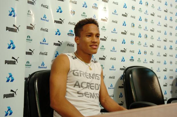 Soares pedirá a Roth para ser mais utilizado no Grêmio Valdir Friolin / Soares pedirá a Roth para ser mais utilizado no Grêmio Valdir Friolin /