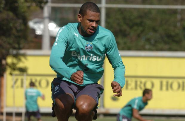 Pereira sente o tornozelo e deixa o treino do Grêmio mais cedo Emilio Pedroso / Pereira sente o tornozelo e deixa o treino do Grêmio mais cedo Emilio Pedroso /