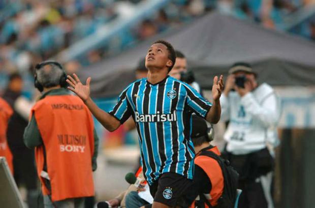 Grêmio vence Vasco e mantém vantagem na liderança Fernando Gomes/