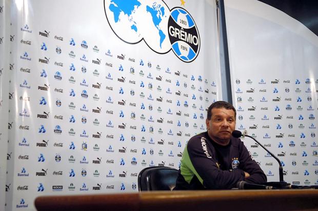 Grêmio blinda vestiário após investigação a Celso Roth Mauro Vieira / Grêmio blinda vestiário após investigação a Celso Roth Mauro Vieira /