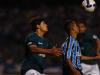 Souza protege a bola em um primeiro tempo de superioridade gremista