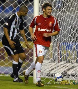 Alex admite que é difícil não pensar no Gre-Nal Alexandre Lops, Divulgação/ Alex admite que é difícil não pensar no Gre-Nal Alexandre Lops, Divulgação/