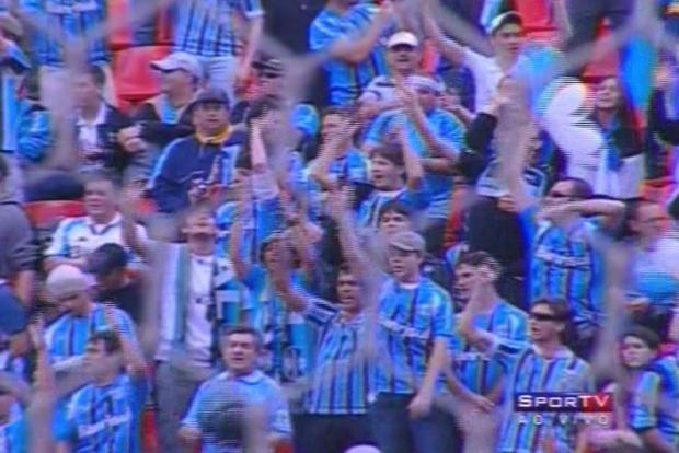 Torcedores do Atlético-PR jogam bomba na torcida do Grêmio durante intervalo Reprodução, SporTV/