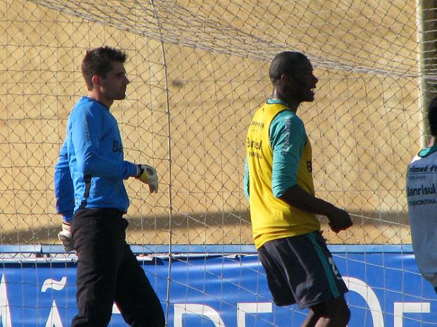 Goleiro Victor agradece elogio do colorado Kenny Braga Vinícius Rebello/