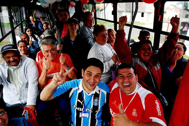 Ônibus em Canoas diverte torcedores com a disputa Gre-Nal Marcelo Oliveira/ Ônibus em Canoas diverte torcedores com a disputa Gre-Nal Marcelo Oliveira/