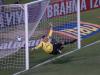 Mas o time de Roth foi para cima. Aos 18 minutos, Tcheco acerta um belo chute, fora do alcance de Clemer: gol do Grêmio