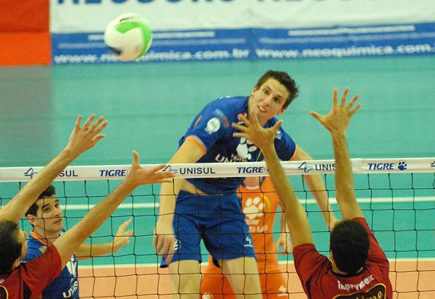 Jogadores da Tigre/Unisul se surpreendem com mudança de sede Fabrizio Motta/ Jogadores da Tigre/Unisul se surpreendem com mudança de sede Fabrizio Motta/