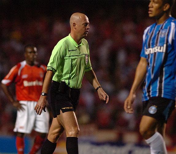 Estilos diferentes de arbitragem aguardam Grêmio e Inter na Superquarta Fernando Gomes, Banco de Dados - 19/09/2007 / Estilos diferentes de arbitragem aguardam Grêmio e Inter na Superquarta Fernando Gomes, Banco de Dados - 19/09/2007 /
