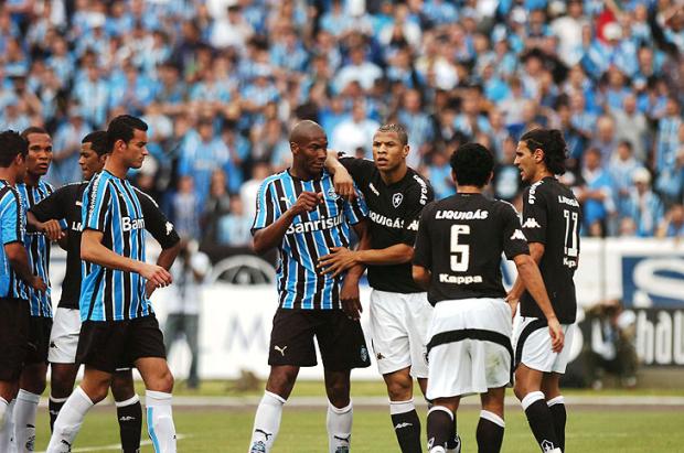 Rojão atirado por torcedor na entrada do túnel pode complicar o Grêmio André Feltes / Rojão atirado por torcedor na entrada do túnel pode complicar o Grêmio André Feltes /