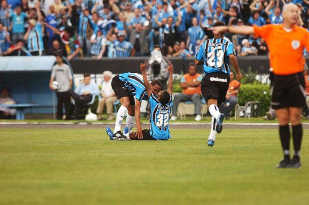Jogadores do Grêmio saúdam vitória e perseguição à liderança André Feltes /