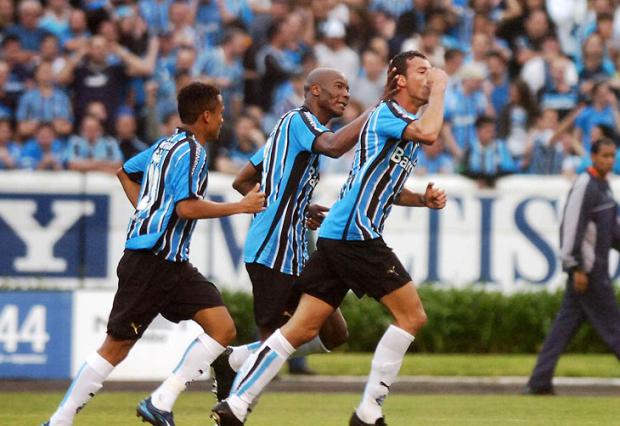 Celso Roth elogia grupo após vitória com seis mudanças André Feltes/ Celso Roth elogia grupo após vitória com seis mudanças André Feltes/