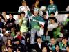 Torcedor do Palmeiras com balões e com a bandeira do time do coração