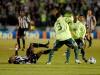 Tadeu fica no chão enquanto Gustavo sai com a bola