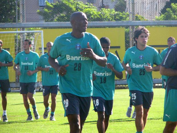 Grêmio gastará mais de 30 horas em aviões até o fim do Brasileiro Vinícius Rebello / Grêmio gastará mais de 30 horas em aviões até o fim do Brasileiro Vinícius Rebello /