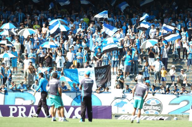 Torcida gremista comparece em grande número a treino no Olímpico Mauro Vieira / Torcida gremista comparece em grande número a treino no Olímpico Mauro Vieira /