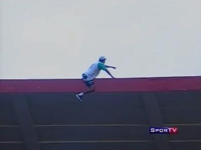 Torcedor que ameaçou se jogar de São Januário dá entrada no hospital Reprodução, Sportv/ Torcedor que ameaçou se jogar de São Januário dá entrada no hospital Reprodução, Sportv/