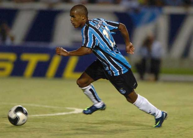 Douglas Costa minimiza cobranças de Celso Roth Valdir Friolin/