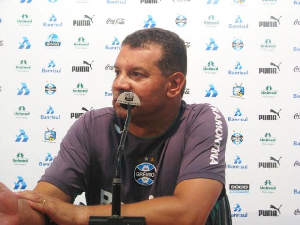 Roth garante Douglas Costa como titular contra o Caxias Tatiana Lopes/