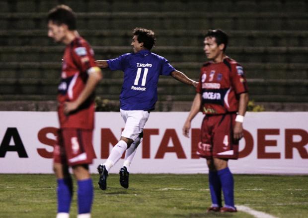 Thiago Ribeiro participa de treino e deve jogar contra o Grêmio Martín Alipaz, EFE /