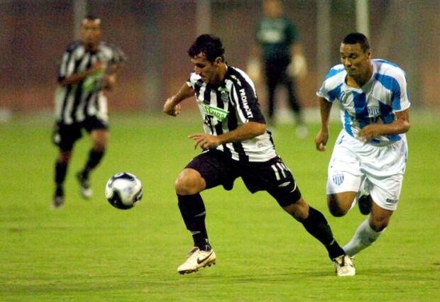 Avaí e Figueirense empatam em jogo eletrizante na Ressacada Flávio Neves/