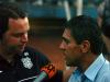 Roberto Fernandes e Silas se cumprimentam antes do jogo