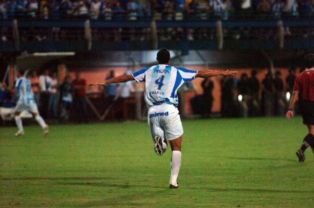 Zagueiro Emerson comemora gol em clássico contra Figueirense Flávio Neves/