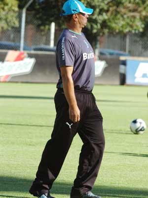 Celso Roth: A direção tomou atitude no Gre-Nal em cima da emoção Valdir Friolin/ Celso Roth: A direção tomou atitude no Gre-Nal em cima da emoção Valdir Friolin/