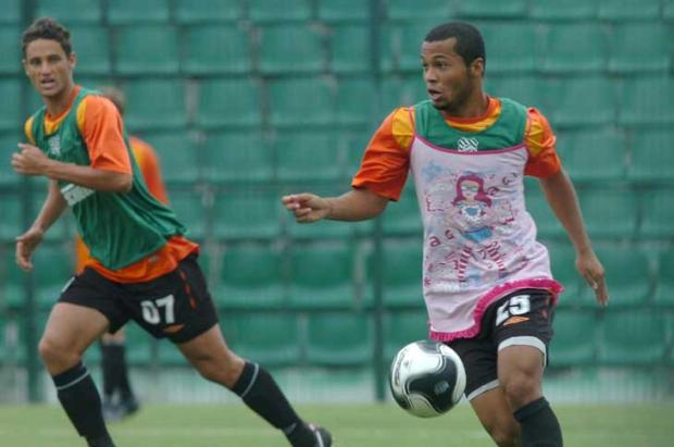 Meia Jairo treina de vestido rosa como castigo no Figueirense Roberto Scola/ Meia Jairo treina de vestido rosa como castigo no Figueirense Roberto Scola/
