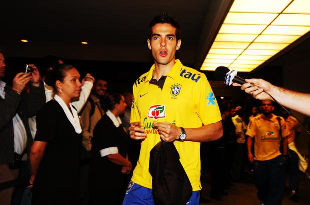 Kaká, Ronaldinho e Pato se atrasam no retorno à Itália Genaro Joner / Kaká, Ronaldinho e Pato se atrasam no retorno à Itália Genaro Joner /