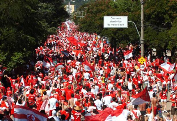 Marcha do Centenário envolve milhares de colorados Fernando Gomes/