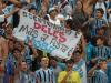 Torcida gremista brinca com o centenário do rival