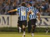 Rafael Marques e Tcheco comemoram o primeiro gol com a torcida