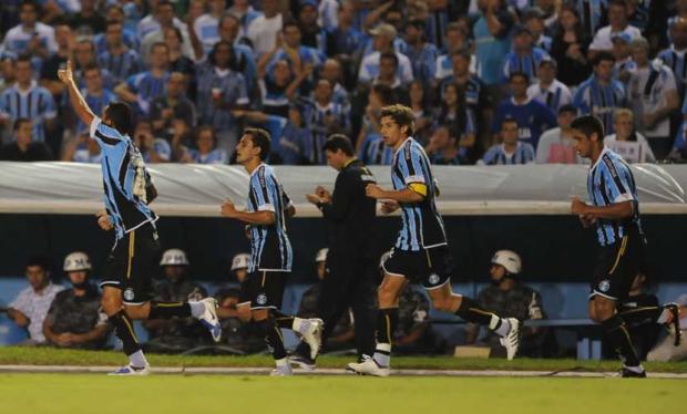 Réver exalta objetivo cumprido e agradece à torcida do Grêmio Jeferson Botega/ Réver exalta objetivo cumprido e agradece à torcida do Grêmio Jeferson Botega/