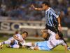 Réver, autor do terceiro gol, tenta escapar da marcação